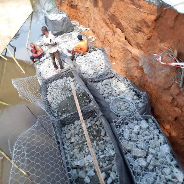 Geotextile containment liner layers with gravel — landfill project